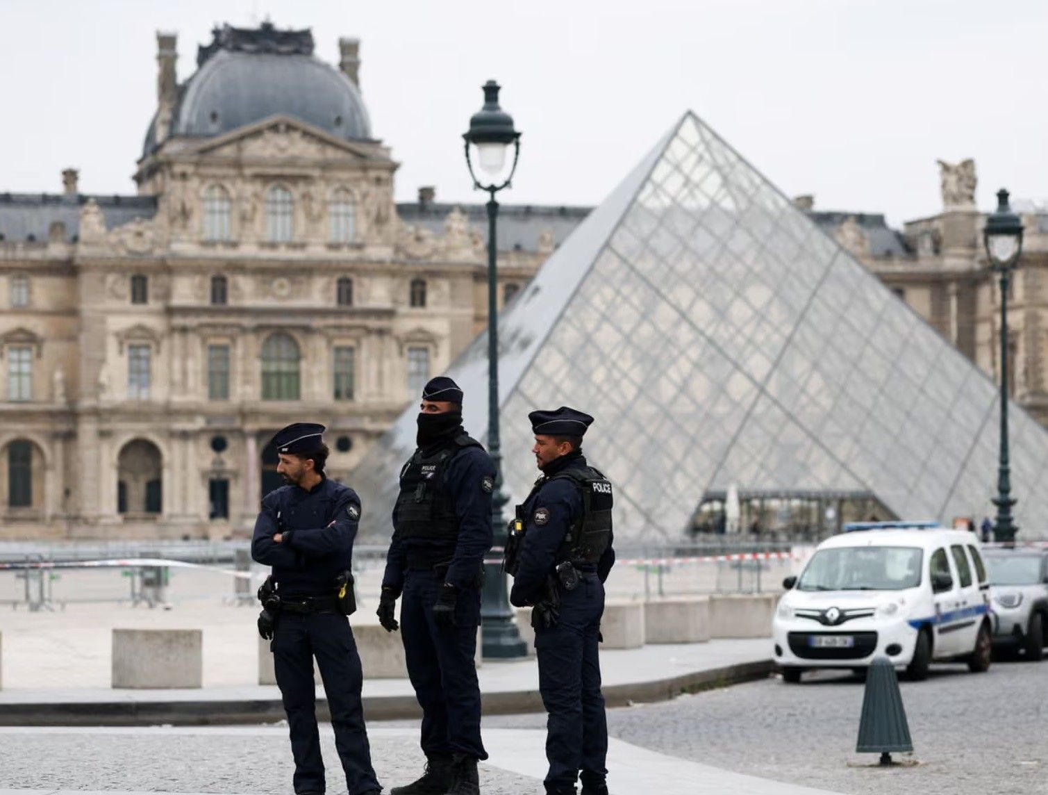 Louvre Paris Diserang Pencuri, Perhiasan Bersejarah Hilang